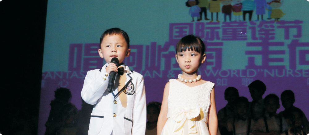 1435224357337479.jpg 大小主持人精彩亮相3.jpg