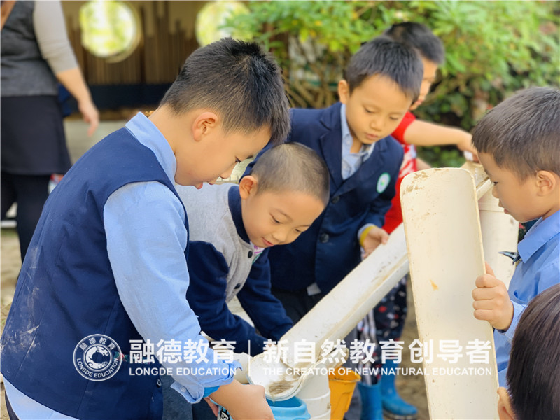 1648601944805973.jpg 运用已知信息,产生出某种新颖、独特的玩法,儿童天生具有这种创造能力。.jpg